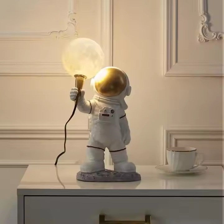 Lampa de veghe, model astronaut